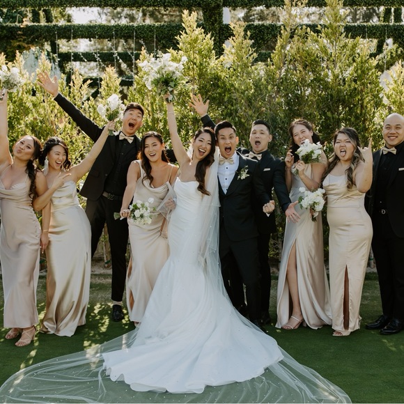 Mermaid style wedding dress in ivory. Size 4. Original price: $3000 - Picture 5 of 7